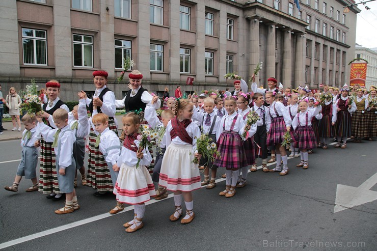 XI Latvijas skolu jaunatnes dziesmu un deju svētku gājiens - atrodi savu kolektīvu 11.daļa) 154942