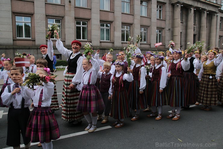 XI Latvijas skolu jaunatnes dziesmu un deju svētku gājiens - atrodi savu kolektīvu 11.daļa) 154943