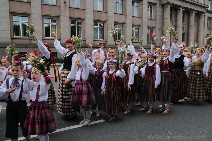 XI Latvijas skolu jaunatnes dziesmu un deju svētku gājiens - atrodi savu kolektīvu 11.daļa) 154944