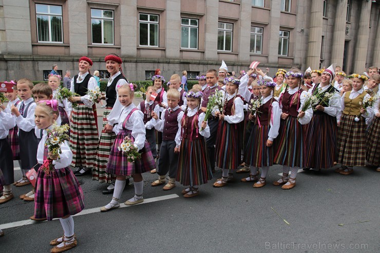 XI Latvijas skolu jaunatnes dziesmu un deju svētku gājiens - atrodi savu kolektīvu 11.daļa) 154945