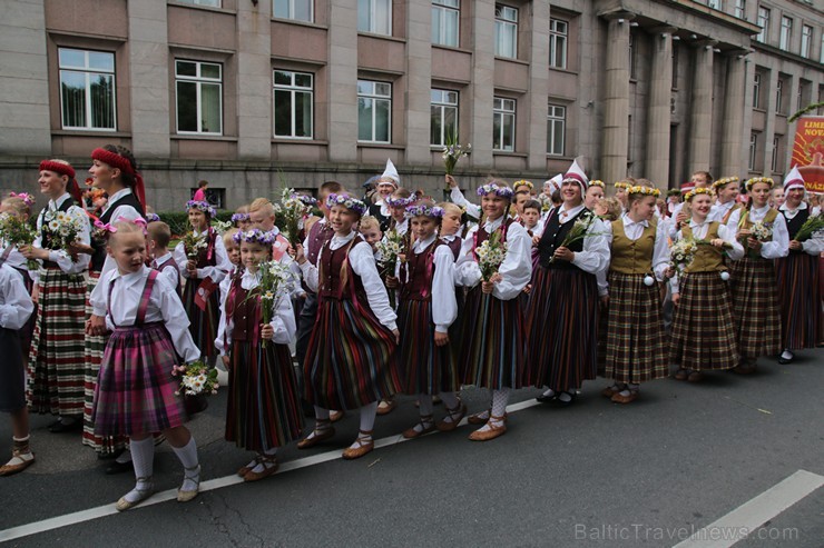 XI Latvijas skolu jaunatnes dziesmu un deju svētku gājiens - atrodi savu kolektīvu 11.daļa) 154949