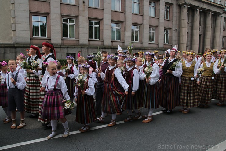 XI Latvijas skolu jaunatnes dziesmu un deju svētku gājiens - atrodi savu kolektīvu 11.daļa) 154950