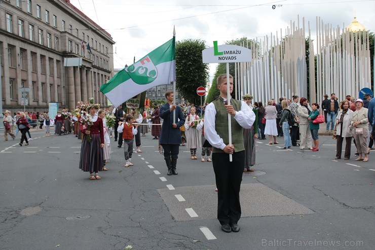 XI Latvijas skolu jaunatnes dziesmu un deju svētku gājiens - atrodi savu kolektīvu 11.daļa) 154951