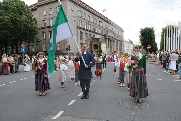 XI Latvijas skolu jaunatnes dziesmu un deju svētku gājiens - atrodi savu kolektīvu 11.daļa) 154952