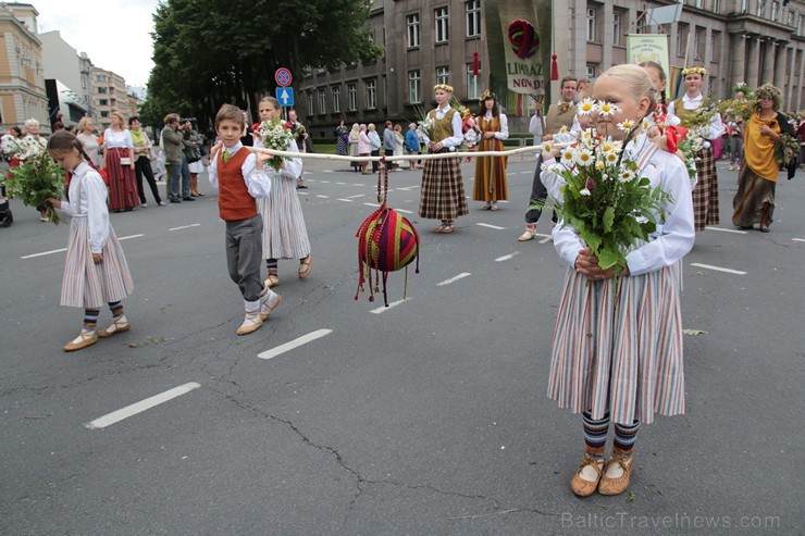 XI Latvijas skolu jaunatnes dziesmu un deju svētku gājiens - atrodi savu kolektīvu 11.daļa) 154953