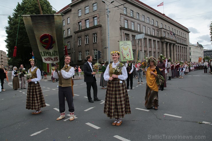 XI Latvijas skolu jaunatnes dziesmu un deju svētku gājiens - atrodi savu kolektīvu 11.daļa) 154954