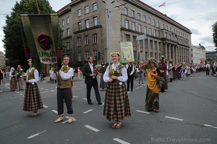 XI Latvijas skolu jaunatnes dziesmu un deju svētku gājiens - atrodi savu kolektīvu 11.daļa) 154955