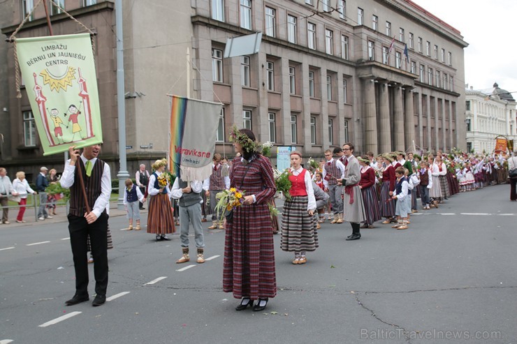 XI Latvijas skolu jaunatnes dziesmu un deju svētku gājiens - atrodi savu kolektīvu 11.daļa) 154958