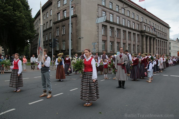 XI Latvijas skolu jaunatnes dziesmu un deju svētku gājiens - atrodi savu kolektīvu 11.daļa) 154959