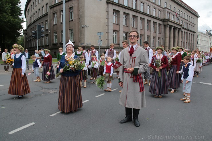 XI Latvijas skolu jaunatnes dziesmu un deju svētku gājiens - atrodi savu kolektīvu 11.daļa) 154961