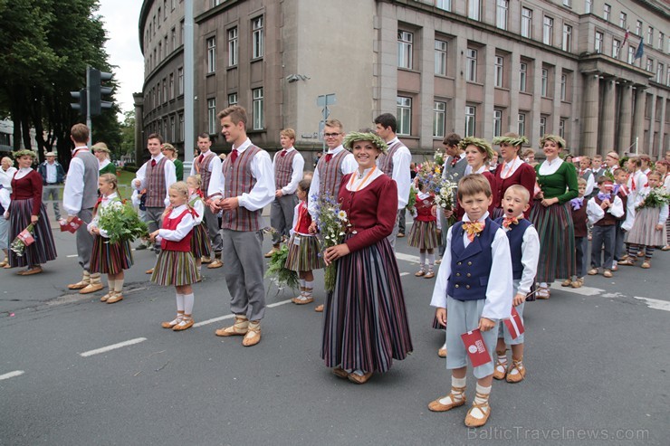 XI Latvijas skolu jaunatnes dziesmu un deju svētku gājiens - atrodi savu kolektīvu 11.daļa) 154962