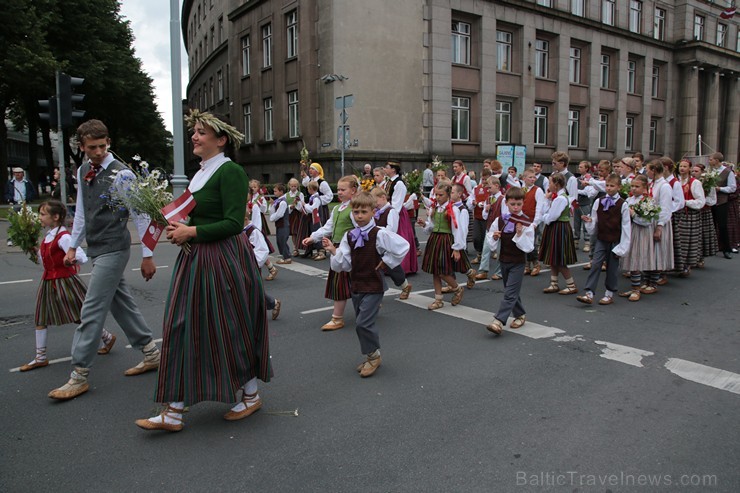 XI Latvijas skolu jaunatnes dziesmu un deju svētku gājiens - atrodi savu kolektīvu 11.daļa) 154963