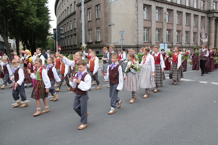 XI Latvijas skolu jaunatnes dziesmu un deju svētku gājiens - atrodi savu kolektīvu 11.daļa) 154964