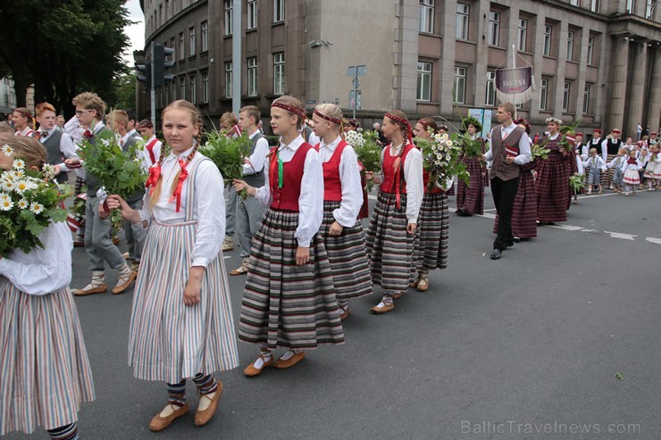 XI Latvijas skolu jaunatnes dziesmu un deju svētku gājiens - atrodi savu kolektīvu 11.daļa) 154965