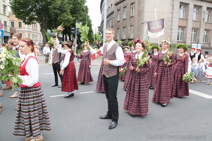 XI Latvijas skolu jaunatnes dziesmu un deju svētku gājiens - atrodi savu kolektīvu 11.daļa) 154966