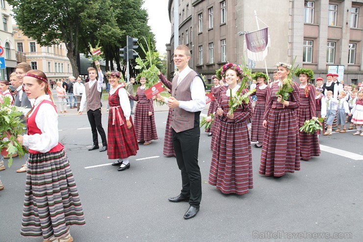 XI Latvijas skolu jaunatnes dziesmu un deju svētku gājiens - atrodi savu kolektīvu 11.daļa) 154967