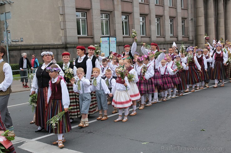 XI Latvijas skolu jaunatnes dziesmu un deju svētku gājiens - atrodi savu kolektīvu 11.daļa) 154968