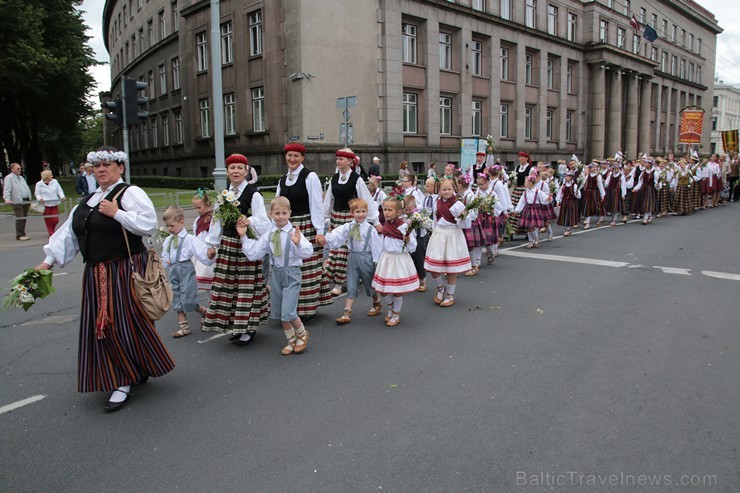 XI Latvijas skolu jaunatnes dziesmu un deju svētku gājiens - atrodi savu kolektīvu 11.daļa) 154969