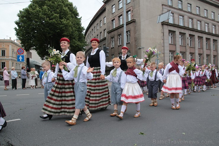 XI Latvijas skolu jaunatnes dziesmu un deju svētku gājiens - atrodi savu kolektīvu 11.daļa) 154970