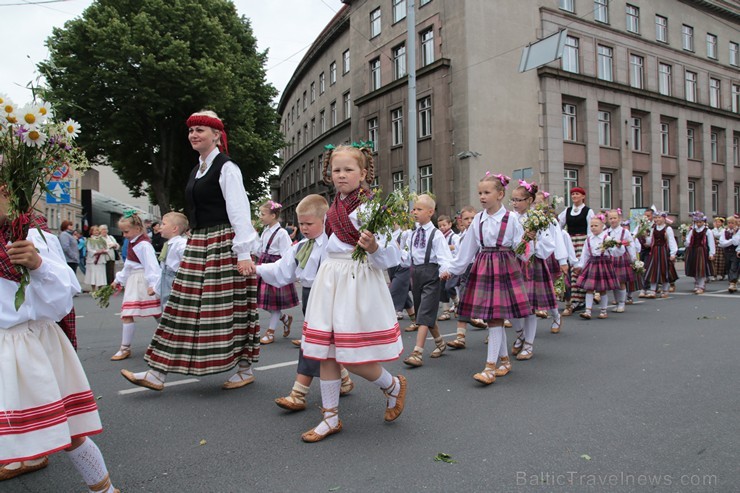 XI Latvijas skolu jaunatnes dziesmu un deju svētku gājiens - atrodi savu kolektīvu 11.daļa) 154971