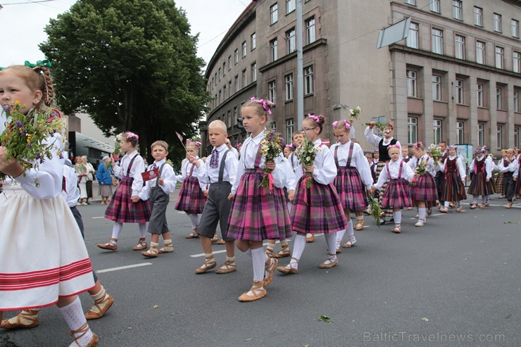 XI Latvijas skolu jaunatnes dziesmu un deju svētku gājiens - atrodi savu kolektīvu 11.daļa) 154972