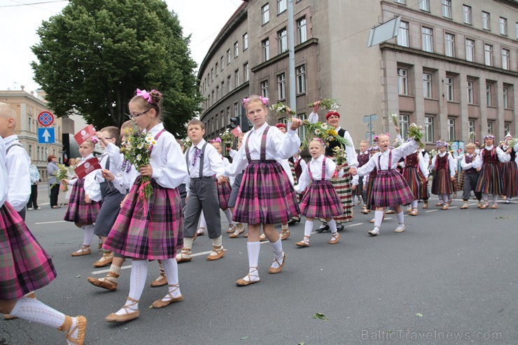 XI Latvijas skolu jaunatnes dziesmu un deju svētku gājiens - atrodi savu kolektīvu 11.daļa) 154973