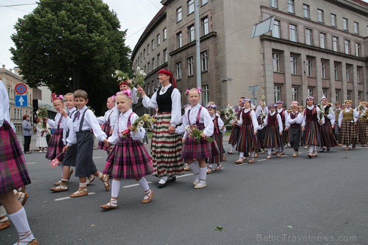 XI Latvijas skolu jaunatnes dziesmu un deju svētku gājiens - atrodi savu kolektīvu 11.daļa) 154974