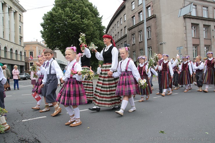 XI Latvijas skolu jaunatnes dziesmu un deju svētku gājiens - atrodi savu kolektīvu 11.daļa) 154975