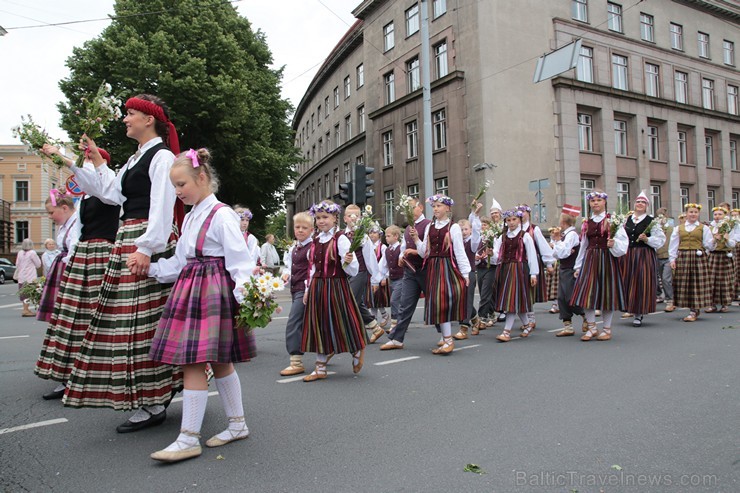 XI Latvijas skolu jaunatnes dziesmu un deju svētku gājiens - atrodi savu kolektīvu 11.daļa) 154976