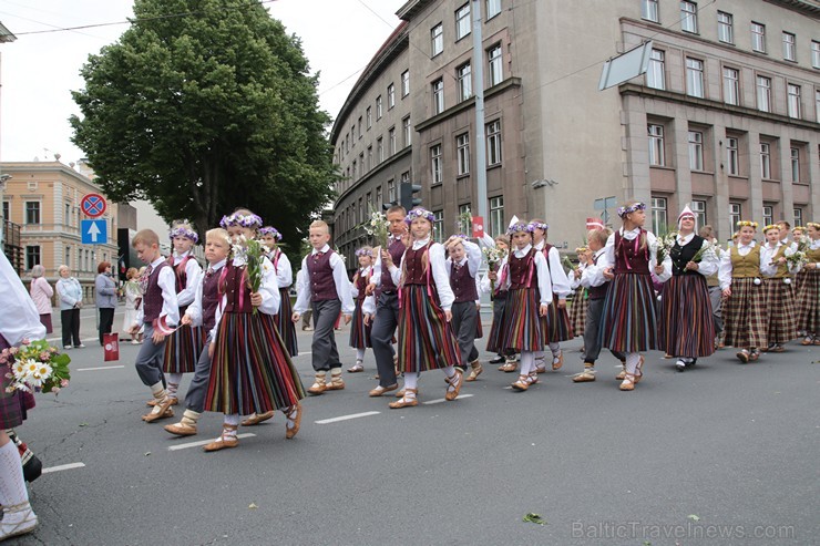 XI Latvijas skolu jaunatnes dziesmu un deju svētku gājiens - atrodi savu kolektīvu 11.daļa) 154977