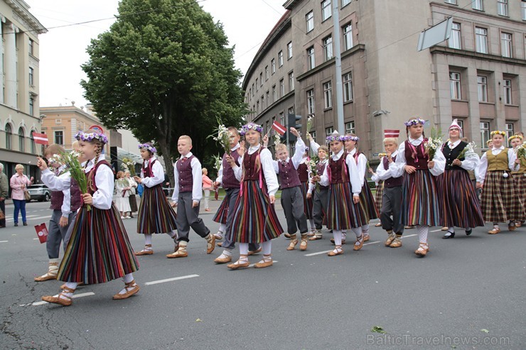 XI Latvijas skolu jaunatnes dziesmu un deju svētku gājiens - atrodi savu kolektīvu 11.daļa) 154978