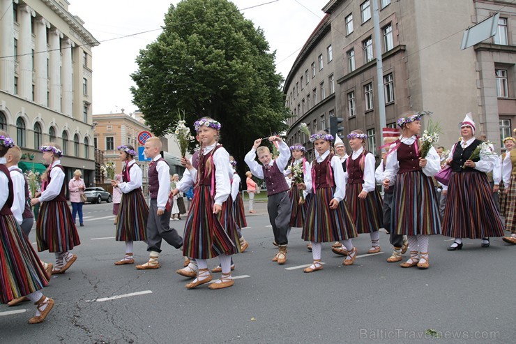 XI Latvijas skolu jaunatnes dziesmu un deju svētku gājiens - atrodi savu kolektīvu 11.daļa) 154979