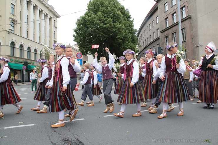 XI Latvijas skolu jaunatnes dziesmu un deju svētku gājiens - atrodi savu kolektīvu 11.daļa) 154980