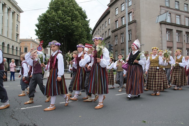 XI Latvijas skolu jaunatnes dziesmu un deju svētku gājiens - atrodi savu kolektīvu 11.daļa) 154981