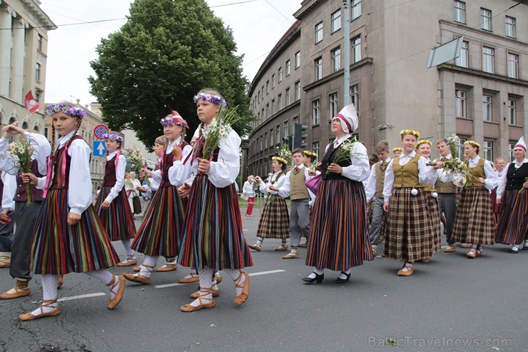 XI Latvijas skolu jaunatnes dziesmu un deju svētku gājiens - atrodi savu kolektīvu 11.daļa) 154982