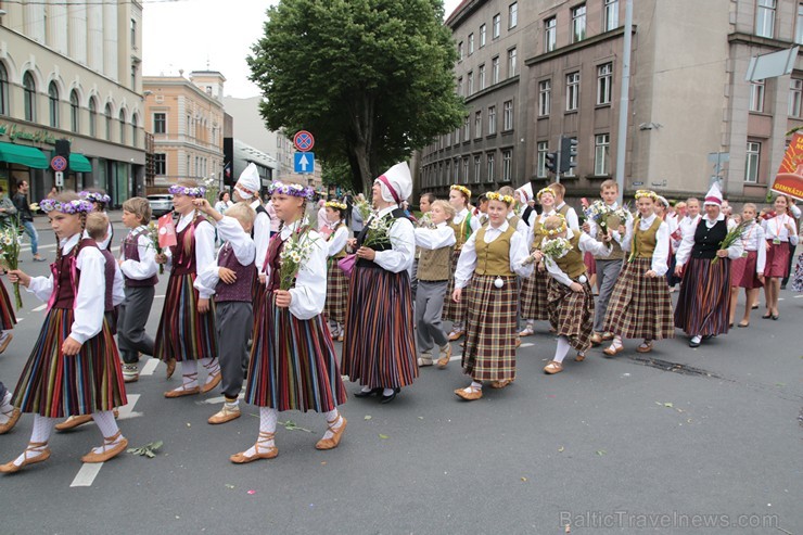 XI Latvijas skolu jaunatnes dziesmu un deju svētku gājiens - atrodi savu kolektīvu 11.daļa) 154983