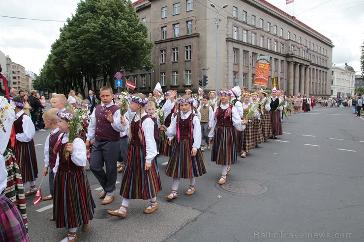 XI Latvijas skolu jaunatnes dziesmu un deju svētku gājiens - atrodi savu kolektīvu 11.daļa) 154984