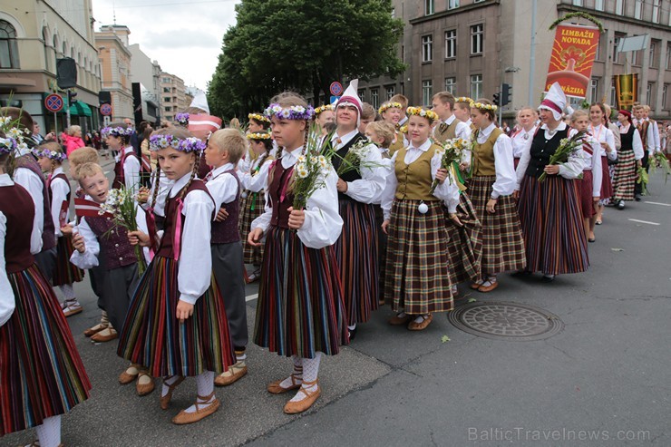 XI Latvijas skolu jaunatnes dziesmu un deju svētku gājiens - atrodi savu kolektīvu 11.daļa) 154985