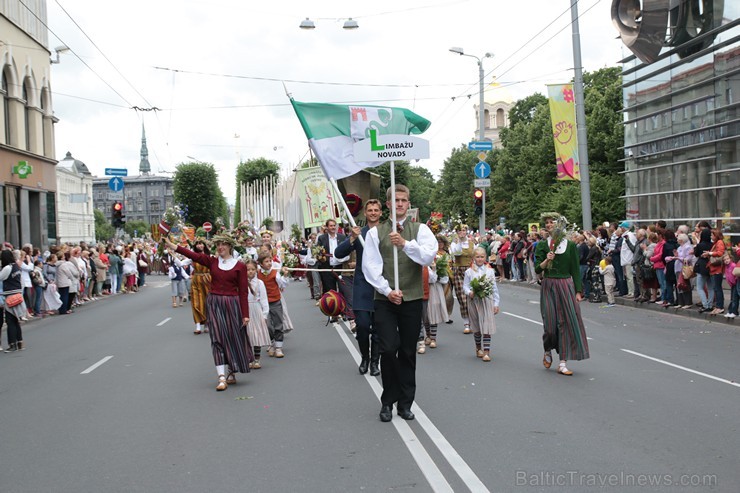 XI Latvijas skolu jaunatnes dziesmu un deju svētku gājiens - atrodi savu kolektīvu 11.daļa) 154986