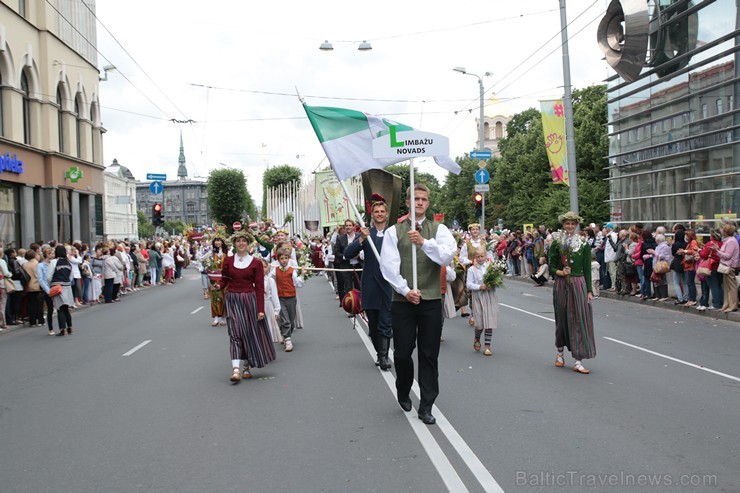 XI Latvijas skolu jaunatnes dziesmu un deju svētku gājiens - atrodi savu kolektīvu 11.daļa) 154987