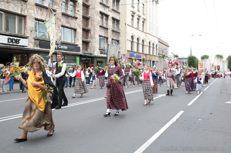 XI Latvijas skolu jaunatnes dziesmu un deju svētku gājiens - atrodi savu kolektīvu 11.daļa) 154991