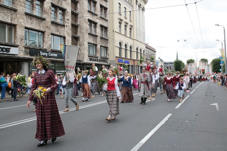 XI Latvijas skolu jaunatnes dziesmu un deju svētku gājiens - atrodi savu kolektīvu 11.daļa) 154992