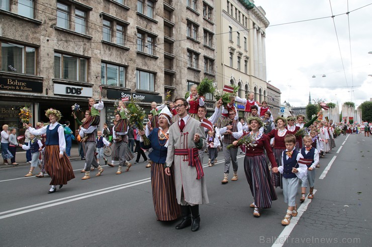 XI Latvijas skolu jaunatnes dziesmu un deju svētku gājiens - atrodi savu kolektīvu 11.daļa) 154995