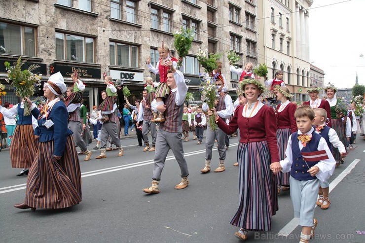 XI Latvijas skolu jaunatnes dziesmu un deju svētku gājiens - atrodi savu kolektīvu 11.daļa) 154996