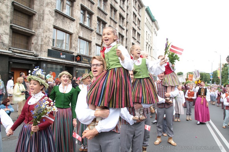 XI Latvijas skolu jaunatnes dziesmu un deju svētku gājiens - atrodi savu kolektīvu 11.daļa) 155001