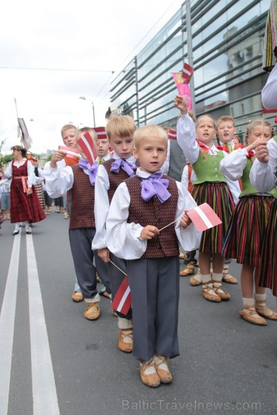 XI Latvijas skolu jaunatnes dziesmu un deju svētku gājiens - atrodi savu kolektīvu 11.daļa) 155003