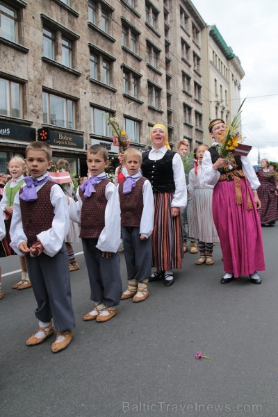 XI Latvijas skolu jaunatnes dziesmu un deju svētku gājiens - atrodi savu kolektīvu 11.daļa) 155004