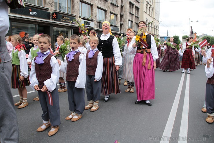 XI Latvijas skolu jaunatnes dziesmu un deju svētku gājiens - atrodi savu kolektīvu 11.daļa) 155005