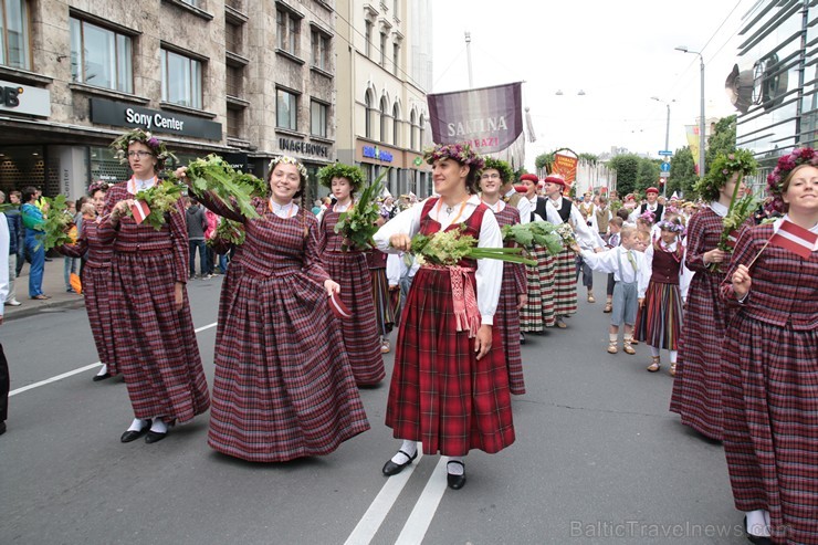 XI Latvijas skolu jaunatnes dziesmu un deju svētku gājiens - atrodi savu kolektīvu 11.daļa) 155006