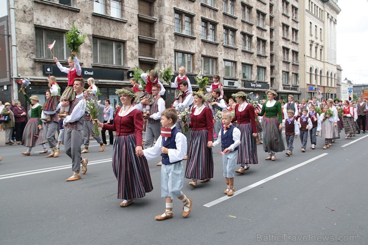 XI Latvijas skolu jaunatnes dziesmu un deju svētku gājiens - atrodi savu kolektīvu 11.daļa) 155008